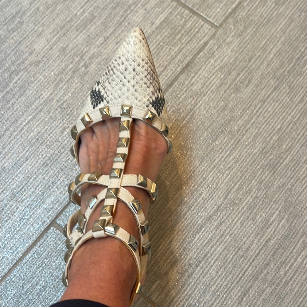 Great imitations of the expensive brand by BCBG and so comfortable size 6